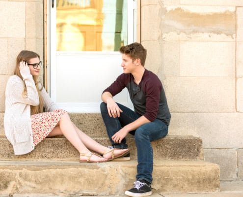 3. Sensitiv ung mand og kvinde taler paa trappetrin 138672424