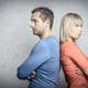Parforhold, hvor begge er vrede og vender hinanden ryggen