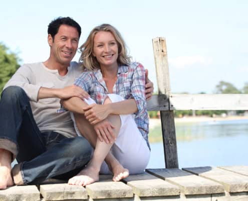 Par slapper af ved vandet 33314610